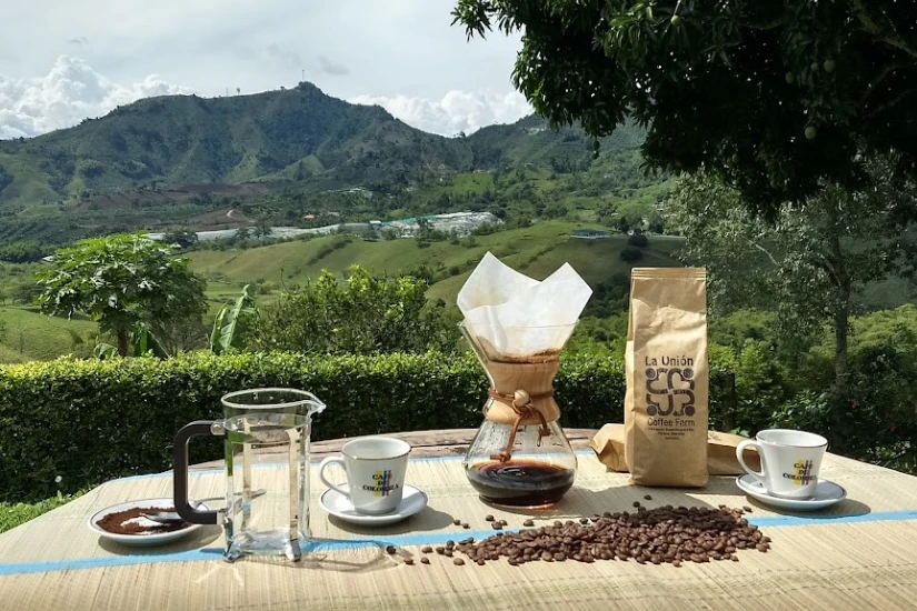 مزرعه ای در کلمبیا به همراه قهوه کشت شده در همان مزرعه و ابزار دم آوری